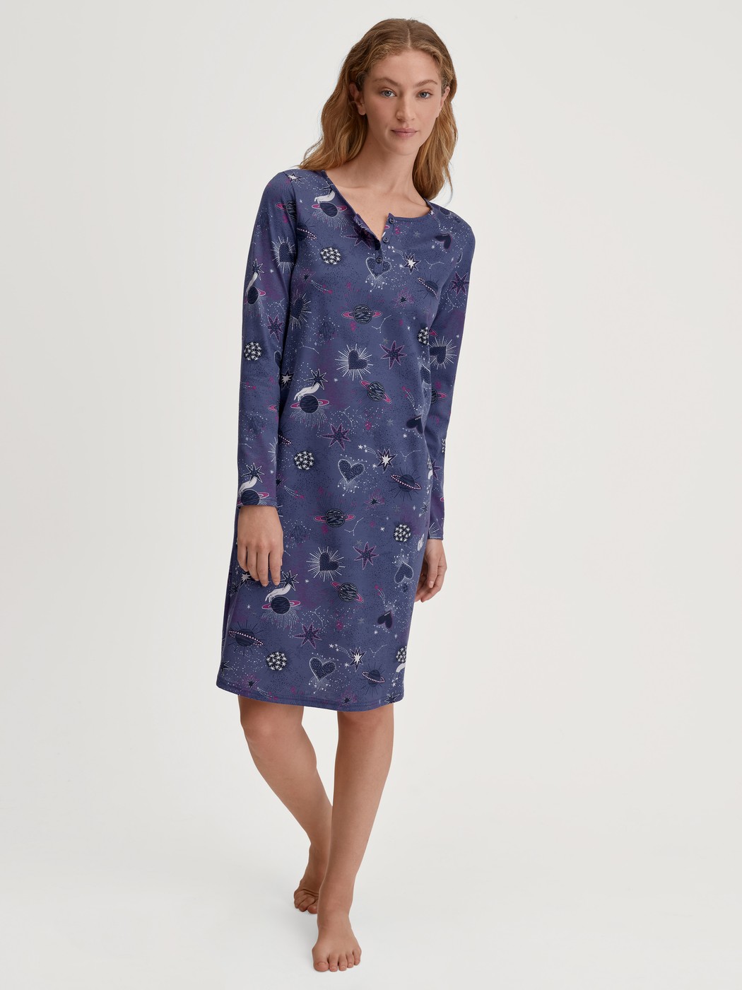 Damen-Model trägt Langarm-Nachthemd, Länge 100 cm aus 100% Baumwolle in Blau, Gemustert aus Serie Mystic Nights von CALIDA, Vorderansicht