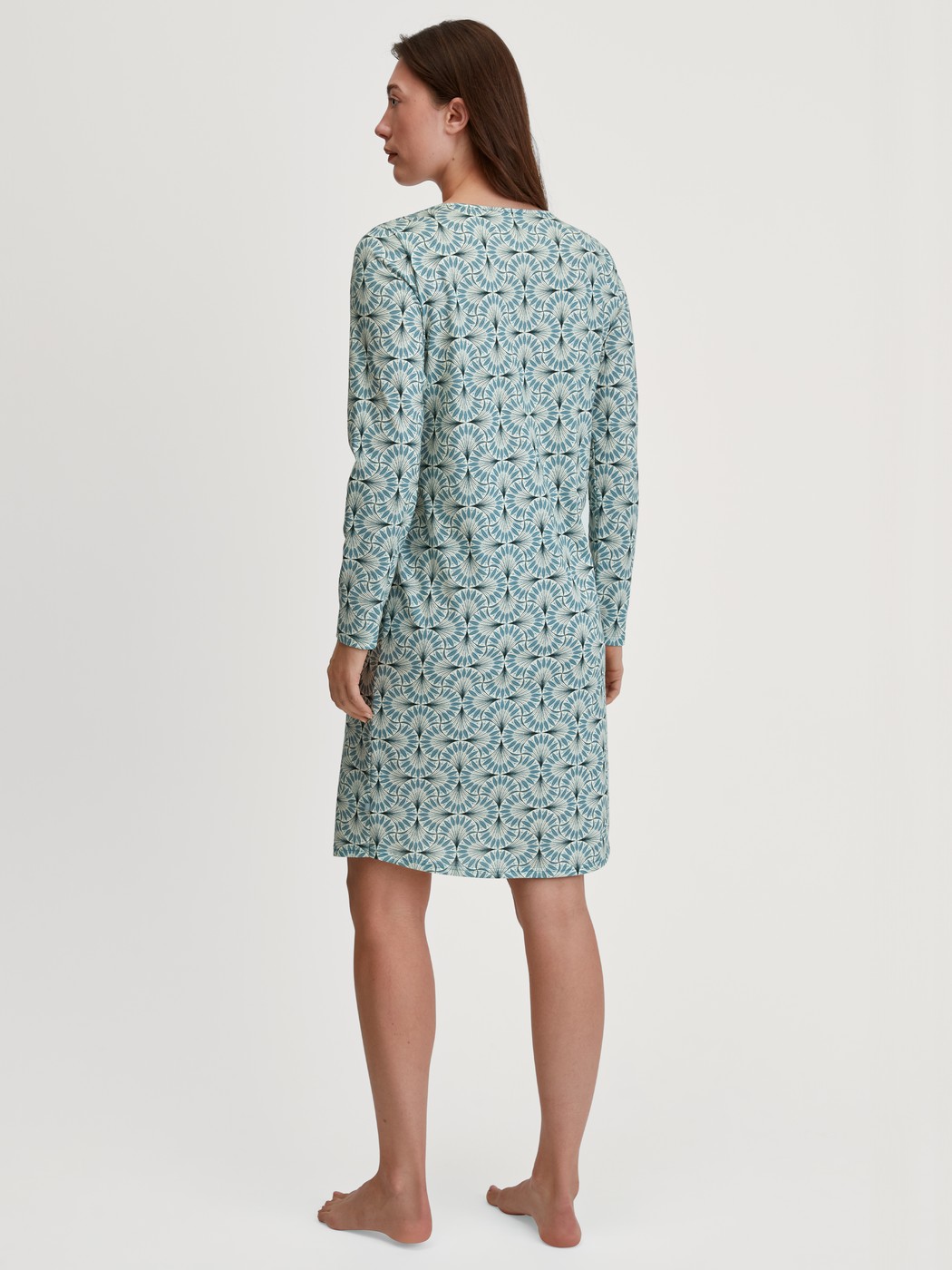 Damen-Model trägt Langarm-Nachthemd, Länge 100 cm aus 100% Baumwolle in Blau, Gemustert aus Serie Ornament Nights von CALIDA, Rückansicht