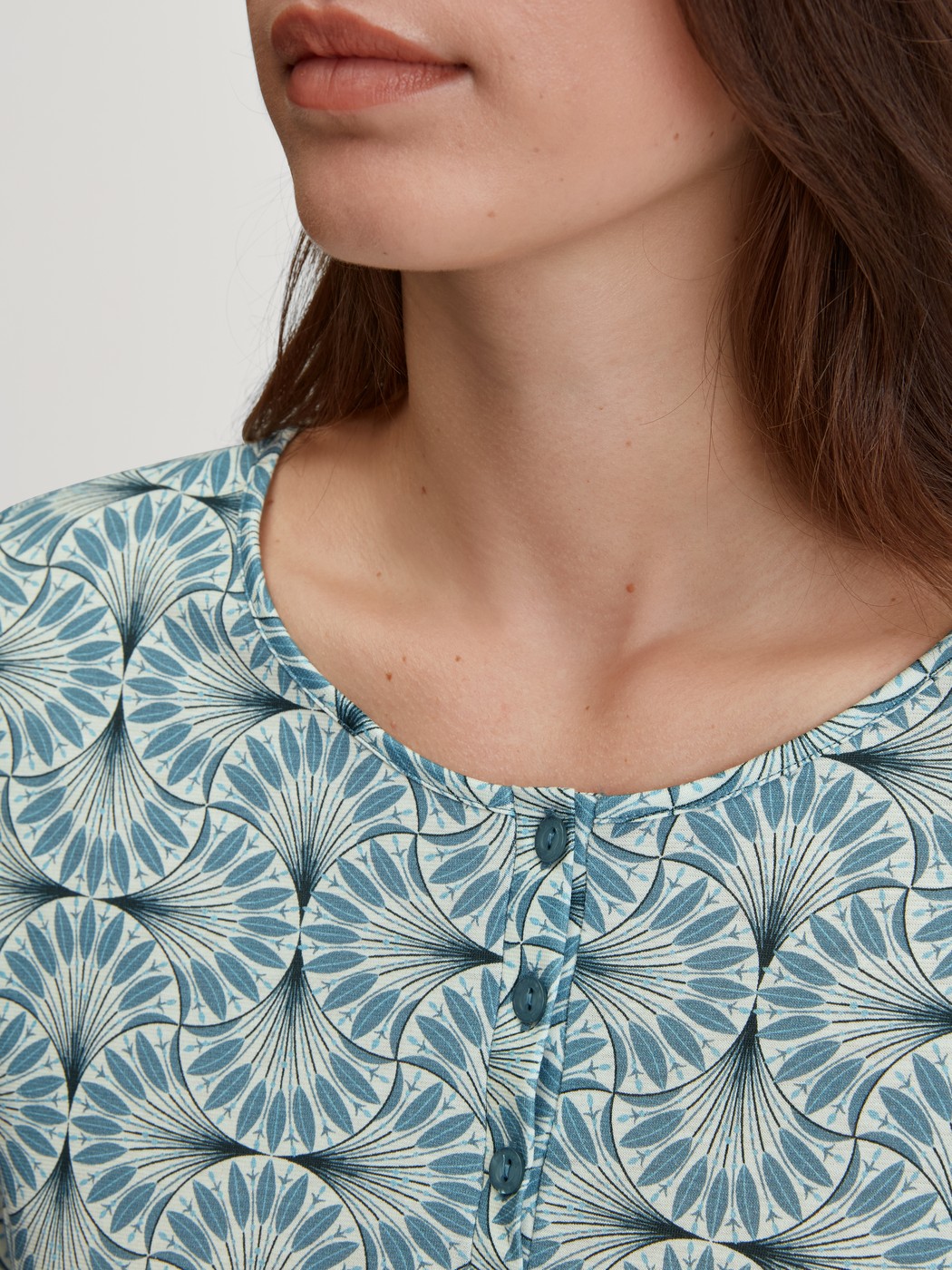 Damen-Model trägt Langarm-Nachthemd, Länge 100 cm aus 100% Baumwolle in Blau, Gemustert aus Serie Ornament Nights von CALIDA, Detail