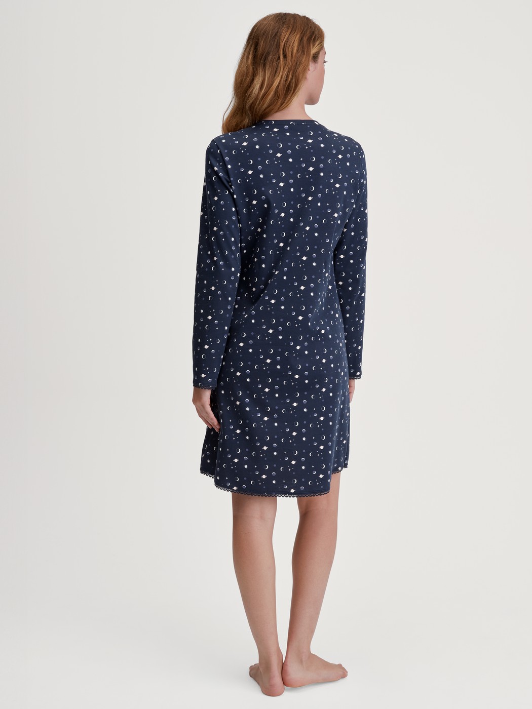 Damen-Model trägt Langarm-Nachthemd, Länge 95 cm aus 100% Baumwolle in Blau, Gemustert aus Serie Midnight Dreams von CALIDA, Rückansicht