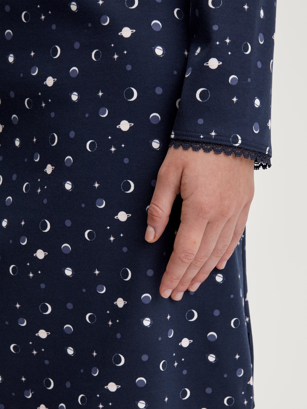 Damen-Model trägt Langarm-Nachthemd, Länge 95 cm aus 100% Baumwolle in Blau, Gemustert aus Serie Midnight Dreams von CALIDA, Detail