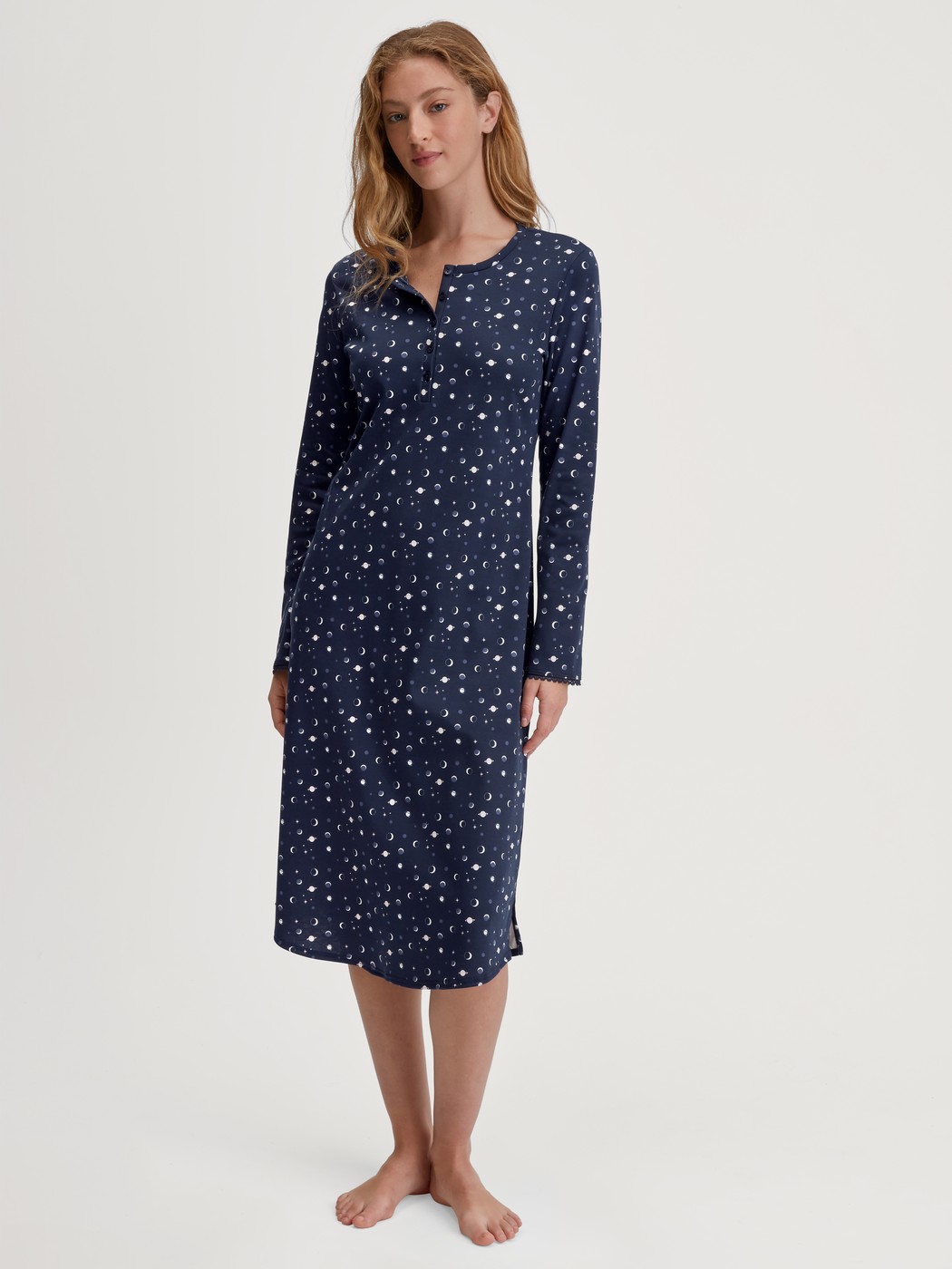 Damen-Model trägt Langarm-Nachthemd, Länge 110 cm aus 100% Baumwolle in Blau, Gemustert aus Serie Midnight Dreams von CALIDA, Vorderansicht