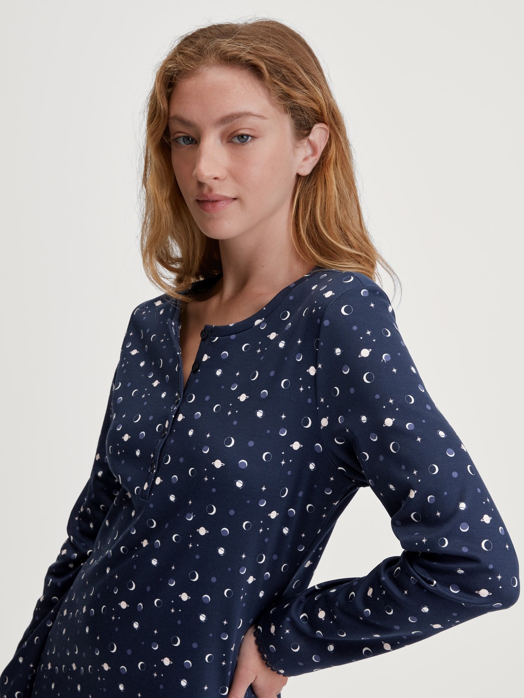 Damen-Model trägt Langarm-Nachthemd, Länge 110 cm aus 100% Baumwolle in Blau, Gemustert aus Serie Midnight Dreams von CALIDA, Zusatzbild