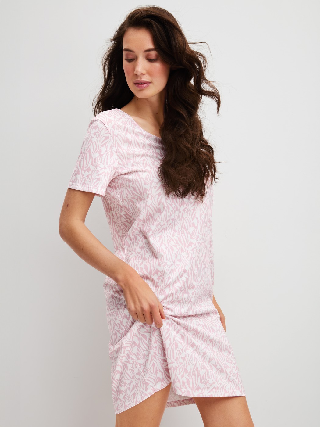 La modella / Il modello Donna indossa Sleepshirt, lunghezza 95 cm in 100% cotone di colore Viola, Modello, della serie Blooming Nights di CALIDA, Immagine aggiuntiva
