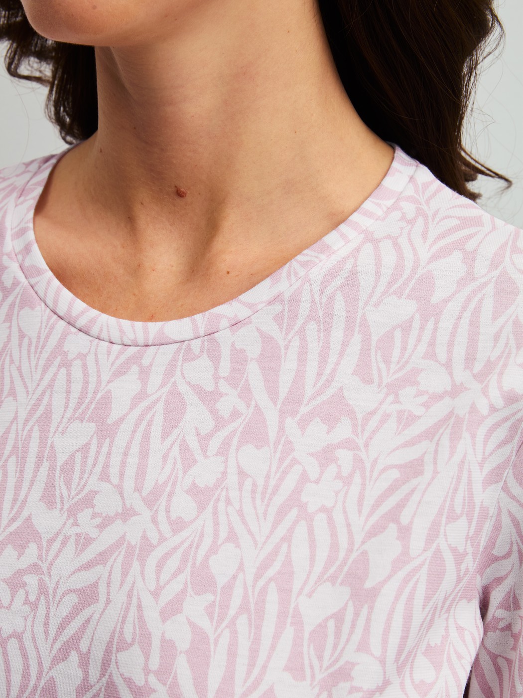 Le mannequin Femme porte le/la Chemise de nuit à manches longues, longueur 100 cm en 100% coton de couleur Violet, À motifs, de la série Blooming Nights de CALIDA, Détail