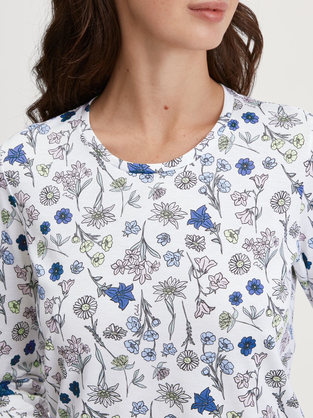 Women model is wearing Long-sleeve nightdress, length 100 cm made of 100% Cotton in Blue, Floral from the Flower Nights series by CALIDA, Detail