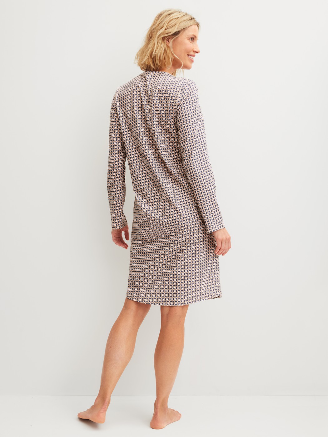 Damen-Model trägt Langarm-Nachthemd, Länge 100 cm aus 100% Baumwolle in Blau, Gemustert aus Serie Graphic Nights von CALIDA, Rückansicht