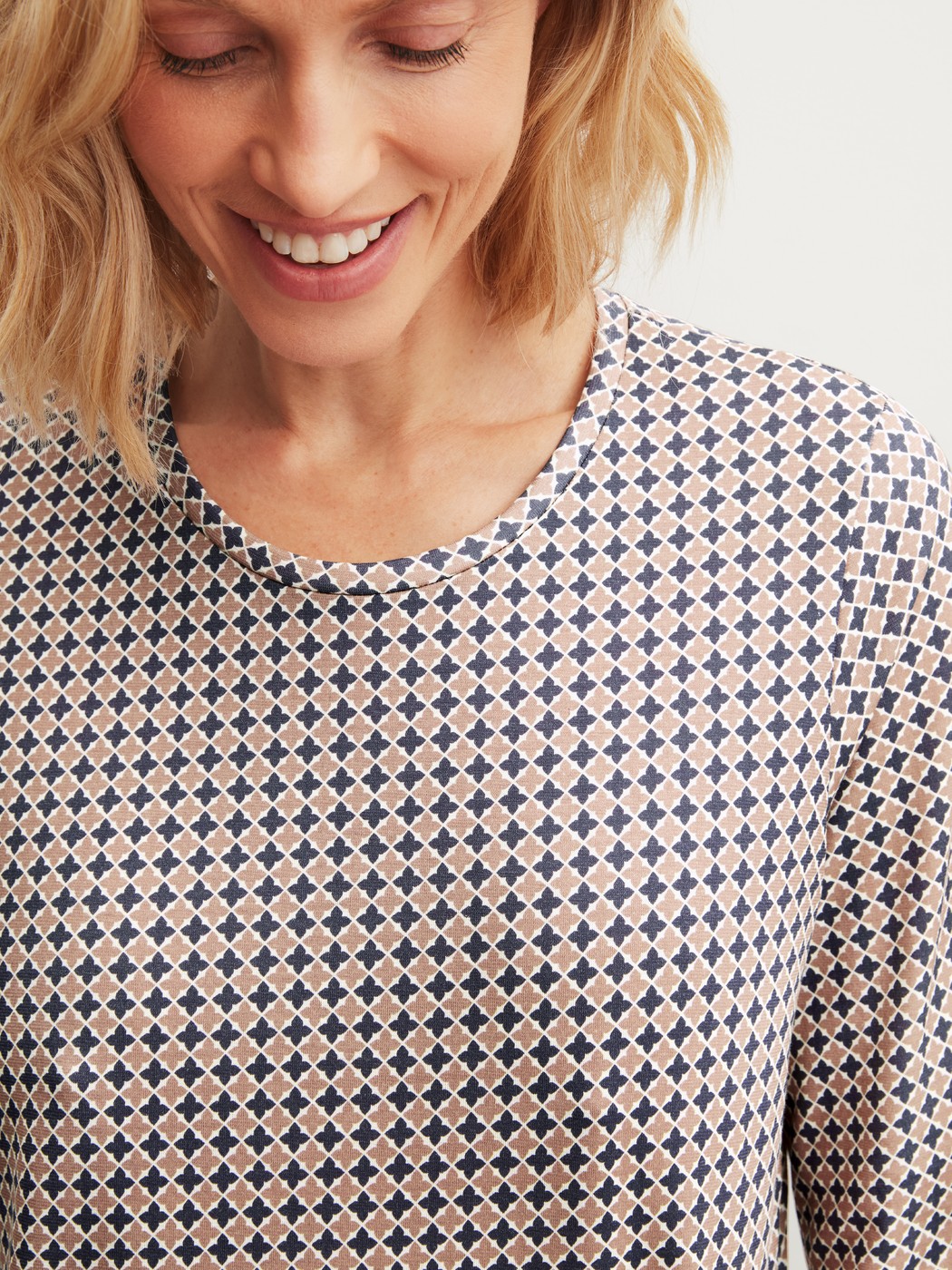 Damen-Model trägt Langarm-Nachthemd, Länge 100 cm aus 100% Baumwolle in Blau, Gemustert aus Serie Graphic Nights von CALIDA, Detail