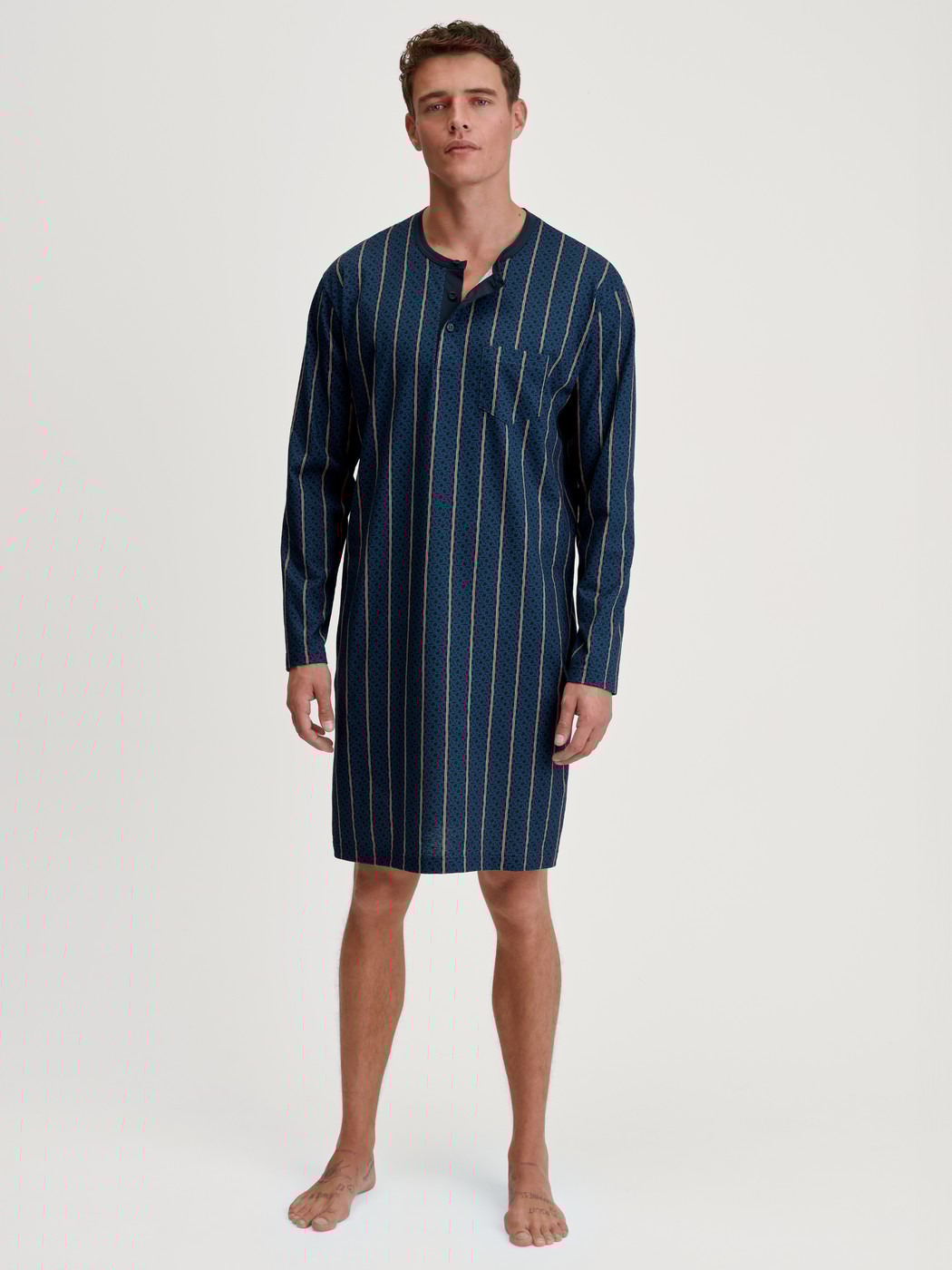 Herren-Model trägt Herren-Nachthemd aus 100% Baumwolle in Blau, Gestreift aus Serie Relax Imprint 1 von CALIDA, Vorderansicht