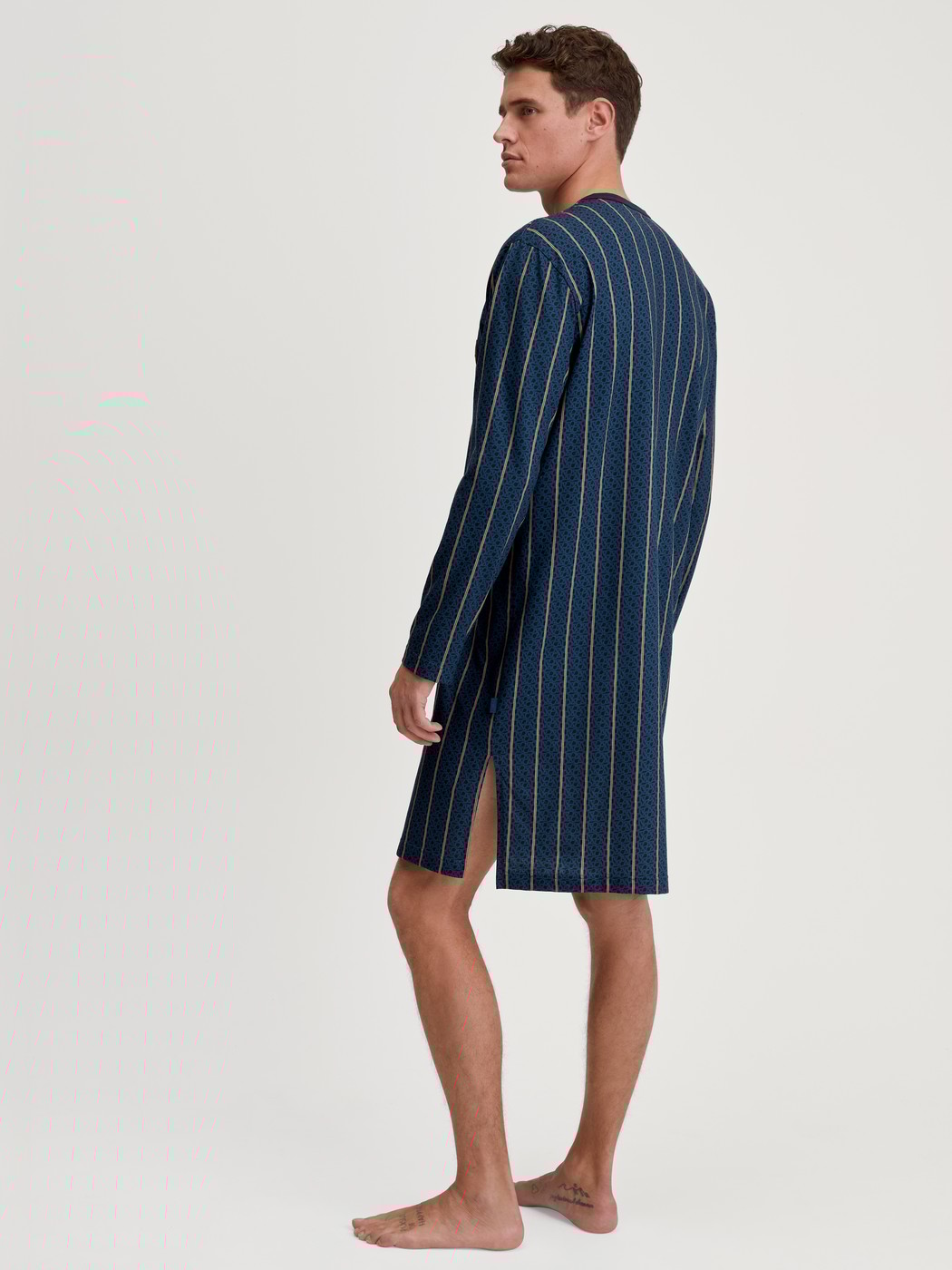 Herren-Model trägt Herren-Nachthemd aus 100% Baumwolle in Blau, Gestreift aus Serie Relax Imprint 1 von CALIDA, Rückansicht