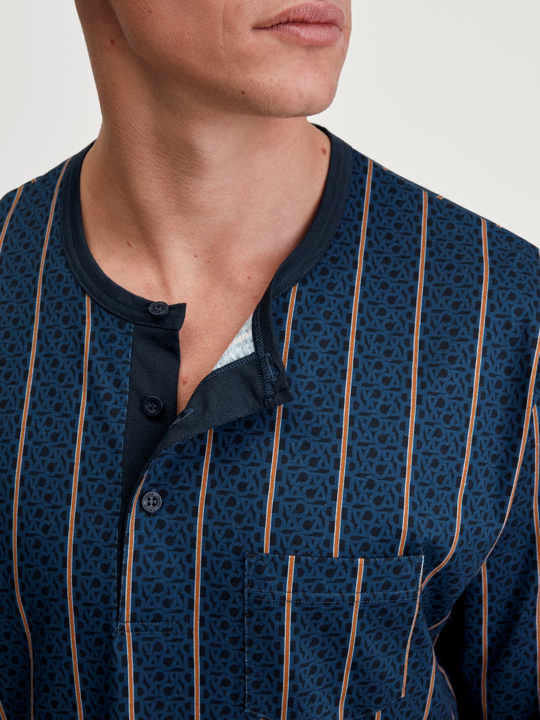 Herren-Model trägt Herren-Nachthemd aus 100% Baumwolle in Blau, Gestreift aus Serie Relax Imprint 1 von CALIDA, Detail