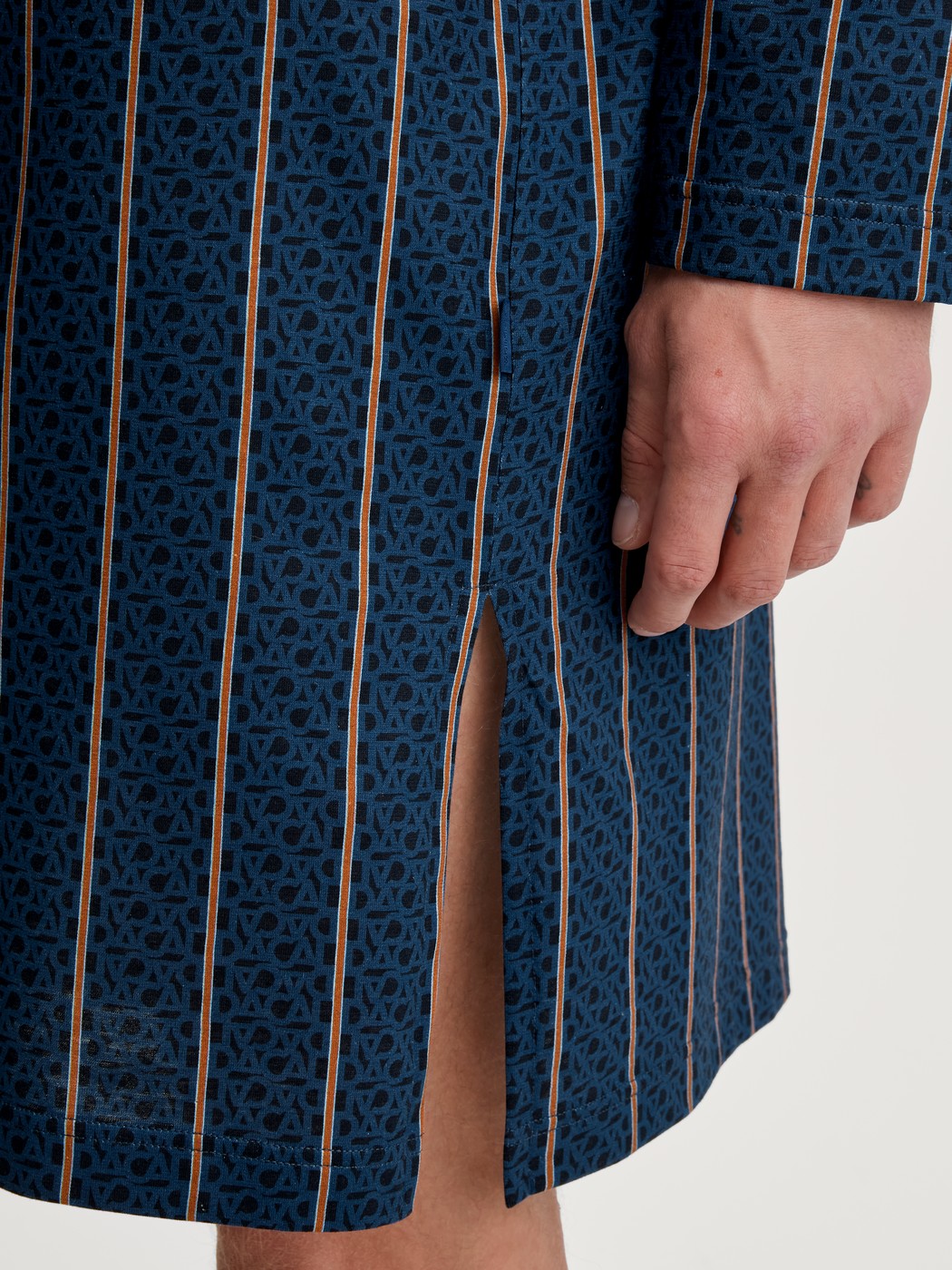 Herren-Model trägt Herren-Nachthemd aus 100% Baumwolle in Blau, Gestreift aus Serie Relax Imprint 1 von CALIDA, Detail