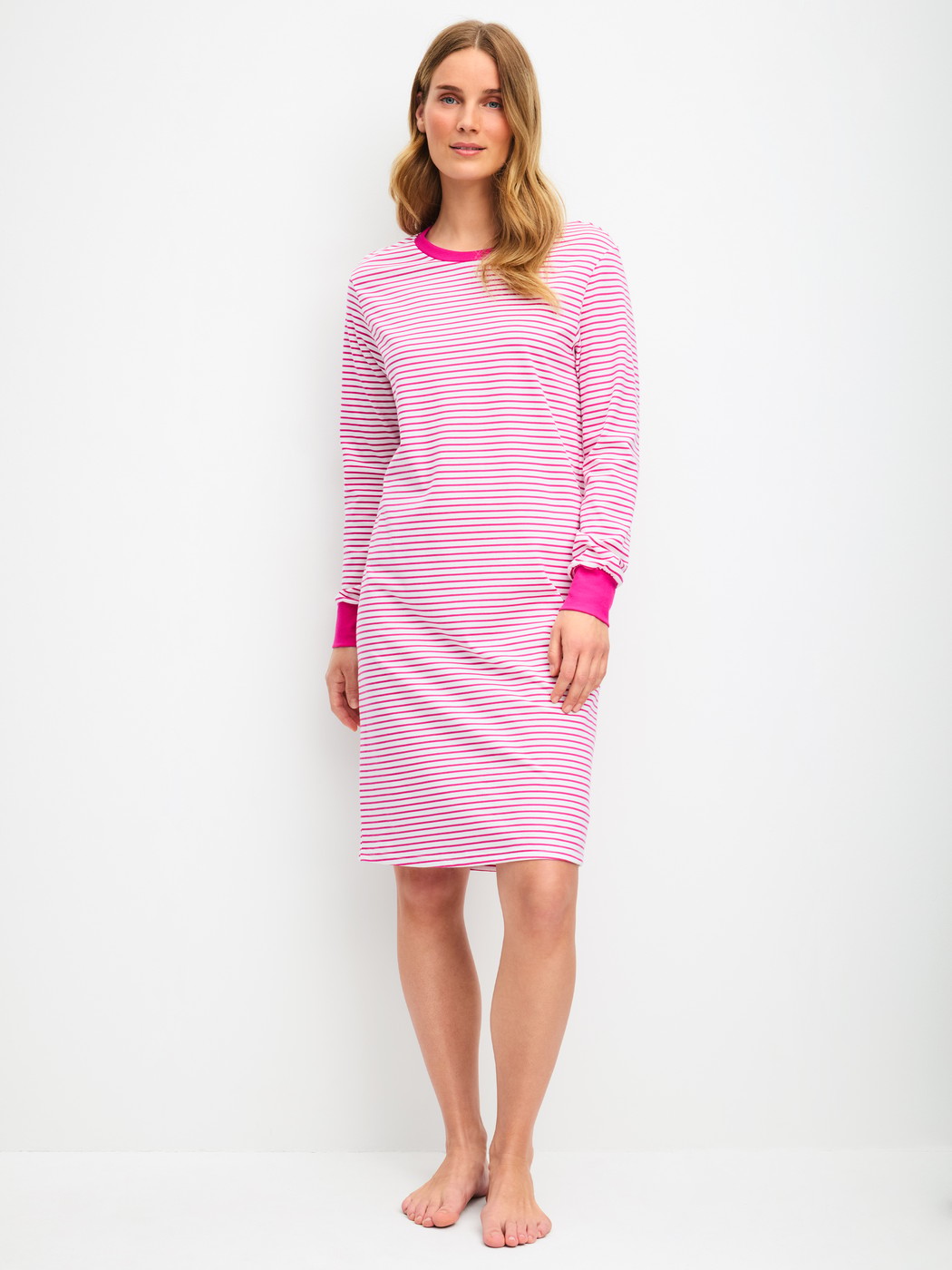 Damen-Model trägt Langarm-Nachthemd, Länge 100 cm aus 100% Baumwolle in Rot, Gemustert aus Serie Cotton Special von CALIDA, Vorderansicht