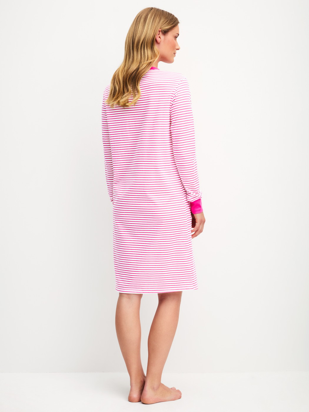 Damen-Model trägt Langarm-Nachthemd, Länge 100 cm aus 100% Baumwolle in Rot, Gemustert aus Serie Cotton Special von CALIDA, Rückansicht