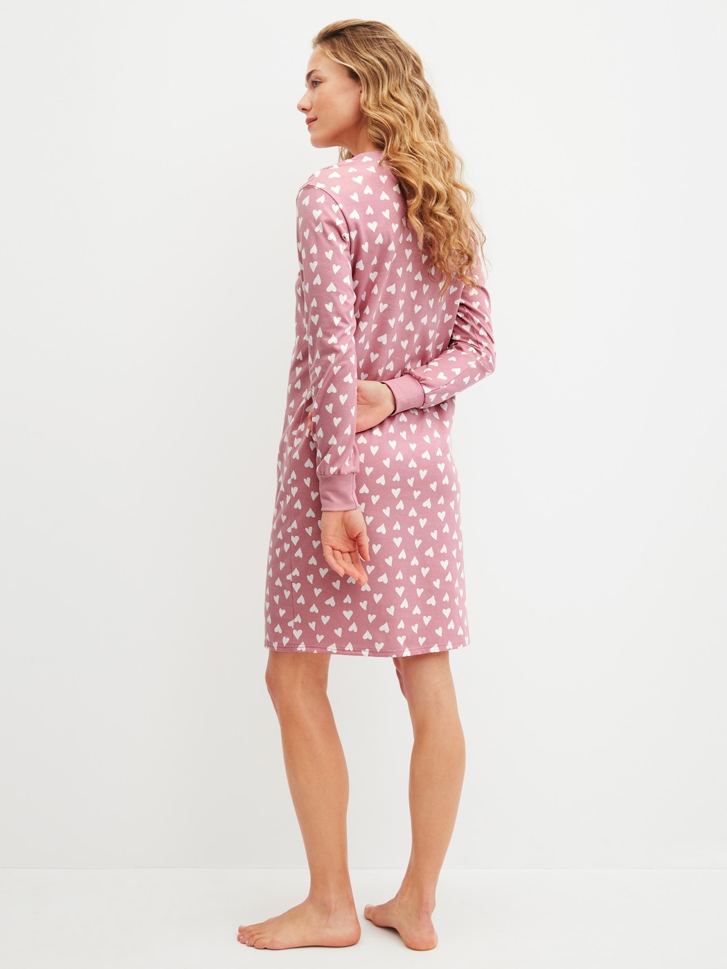 Damen-Model trägt Langarm-Nachthemd, Länge 100 cm aus 100% Baumwolle in Rosa, Gemustert aus Serie Cotton Special von CALIDA, Rückansicht