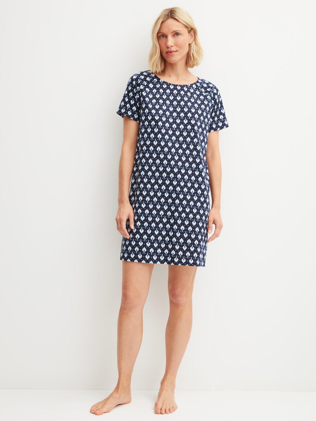 Le mannequin Femme porte le/la Chemise de nuit à manches courtes en 100% coton de couleur Bleu, À motifs, de la série Daylight Dreams de CALIDA, Vue de face