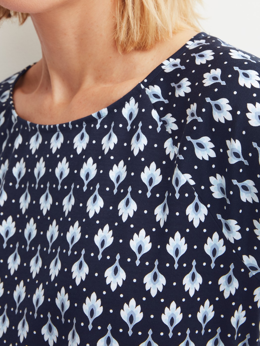 Le mannequin Femme porte le/la Chemise de nuit à manches courtes en 100% coton de couleur Bleu, À motifs, de la série Daylight Dreams de CALIDA, Détail