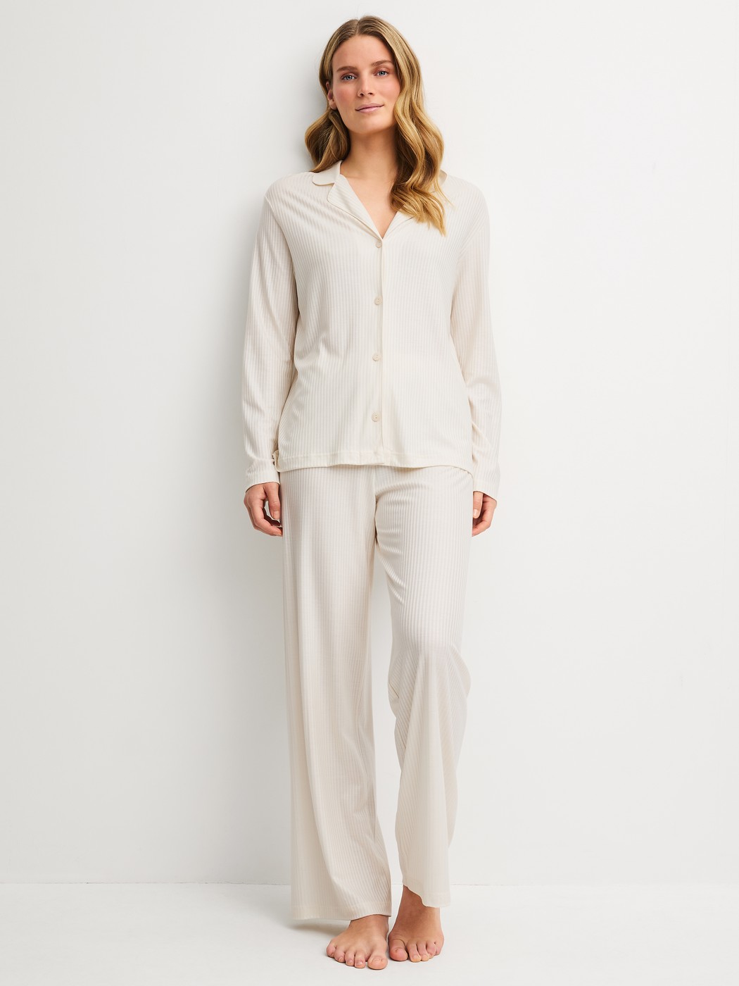 La modella / Il modello Donna indossa Pigiama con bottoni in Modal di colore Beige, A righe, della serie Striped Dreams di CALIDA, Vista frontale