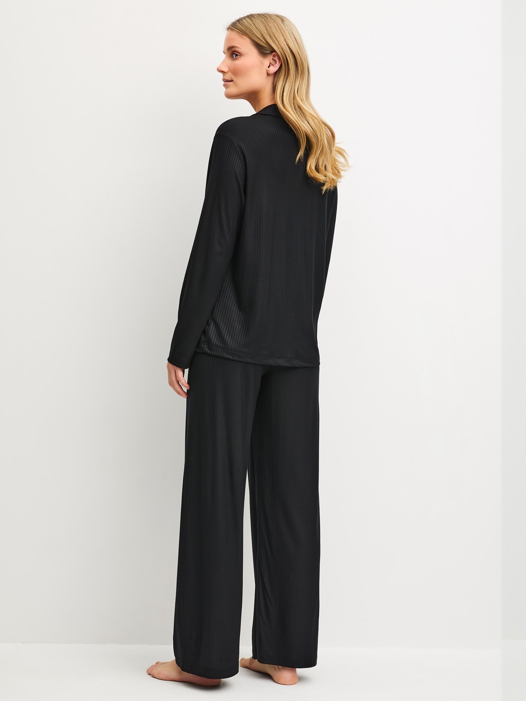 Le mannequin Femme porte le/la Pyjama à boutons en Modal de couleur Noir, Rayée, de la série Striped Dreams de CALIDA, Vue arrière