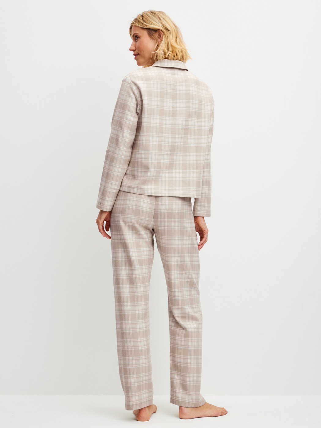 Damen-Model trägt Flannell-Pyjama mit Knöpfen aus Baumwolle in Braun, Kariert aus Serie Plaid Dreams von CALIDA, Rückansicht