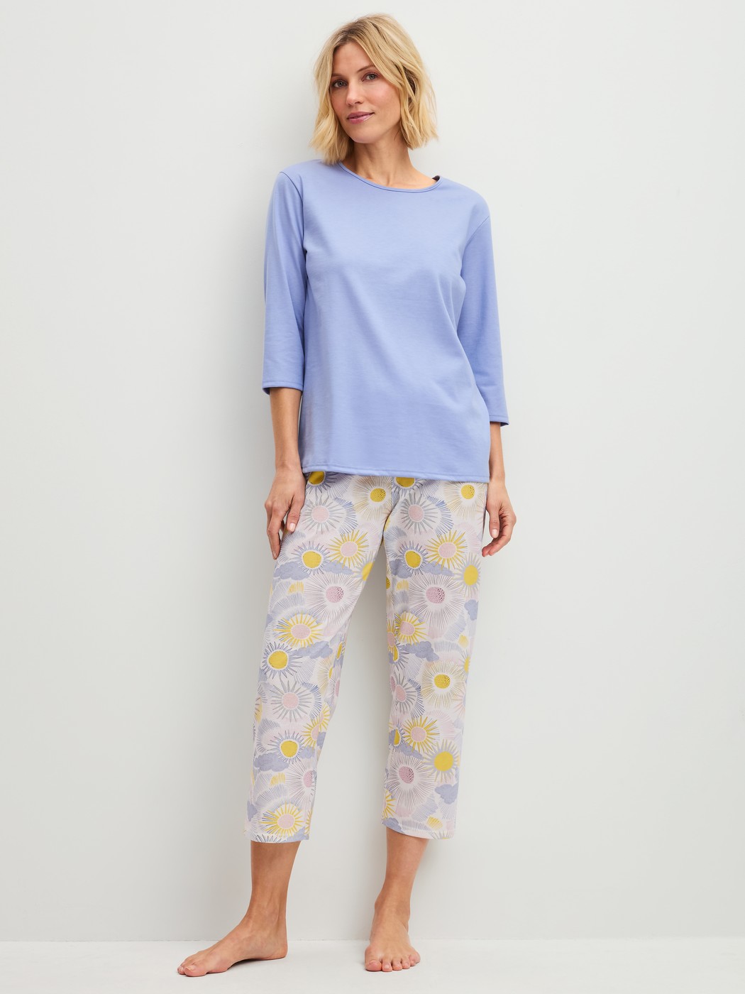 Damen-Model trägt 7/8-Pyjama aus 100% Baumwolle in Blau, Gemustert aus Serie EDITION 85 von CALIDA, Vorderansicht