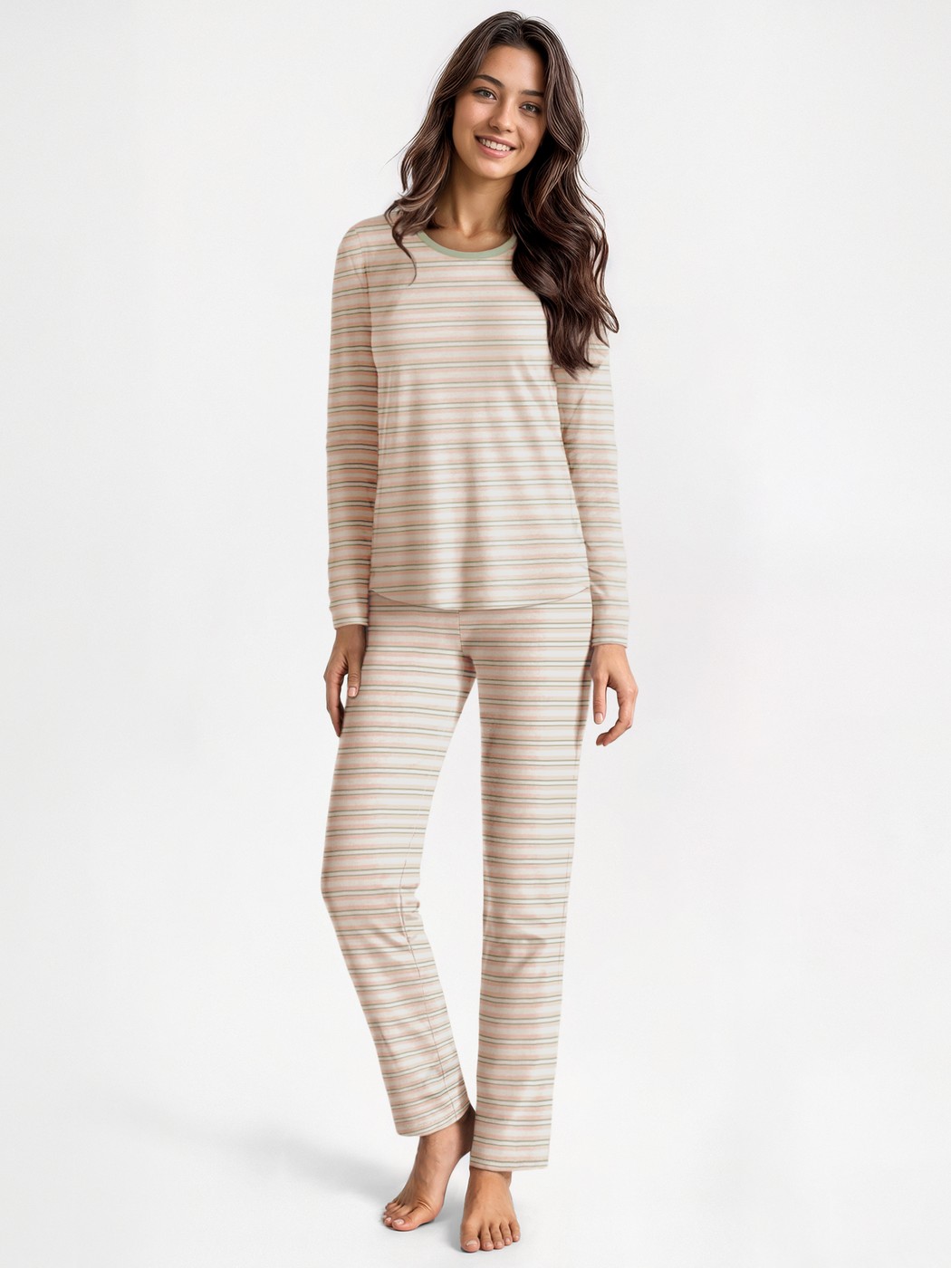 Damen-Model trägt Frottee-Pyjama aus Baumwolle in Grün, Gestreift aus Serie Nightwear Xtra von CALIDA, Vorderansicht