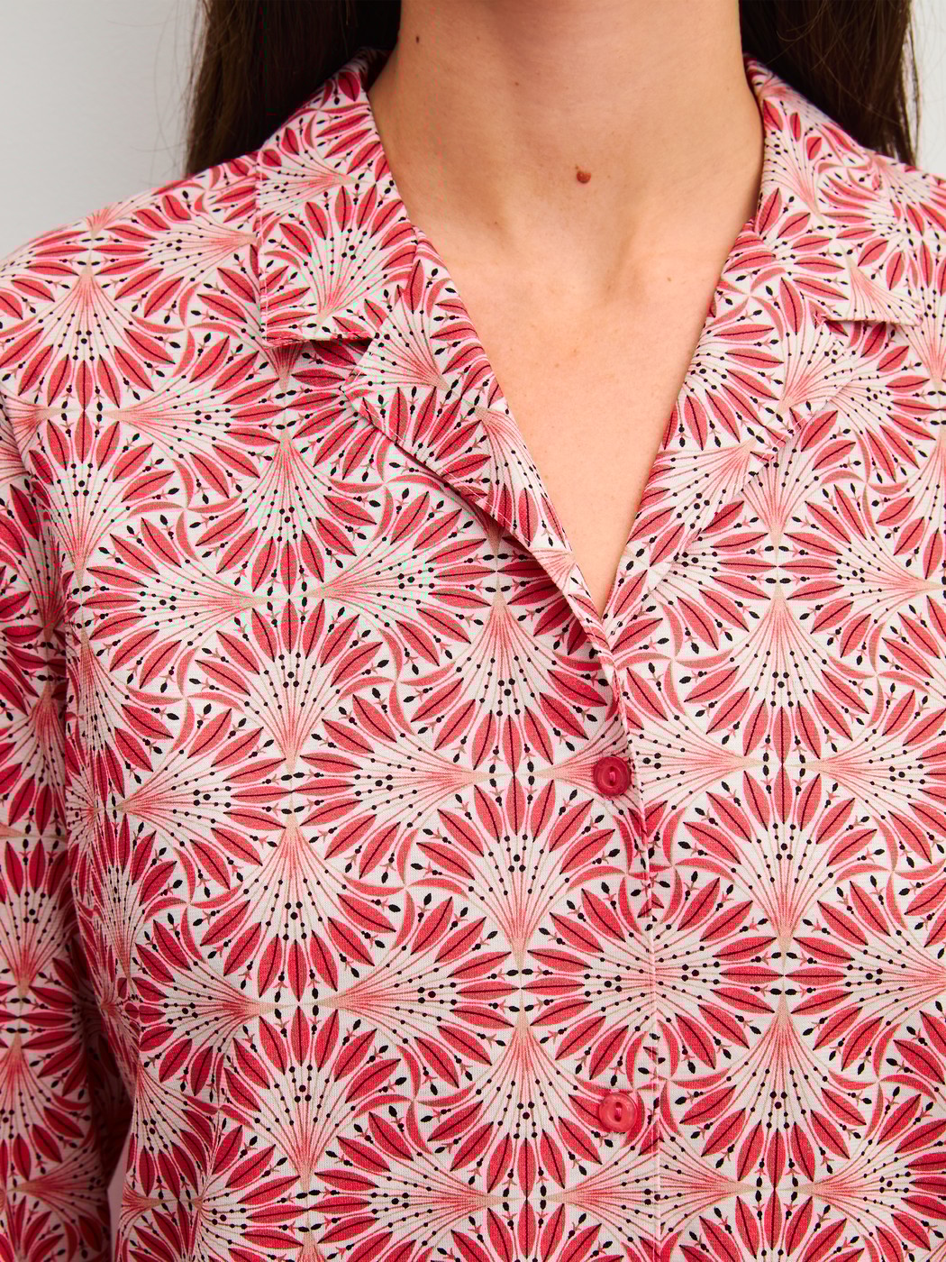 Damen-Model trägt Pyjama mit Knöpfen aus 100% Baumwolle in Rot, Gemustert aus Serie Cotton Special von CALIDA, Detail
