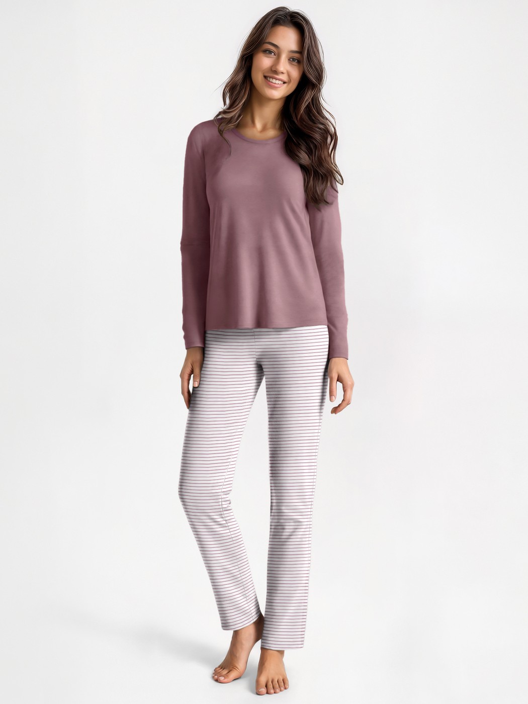 Damen-Model trägt Pyjama, lang aus 100% Baumwolle in Violett, Gestreift aus Serie Nightwear Xtra von CALIDA, Vorderansicht