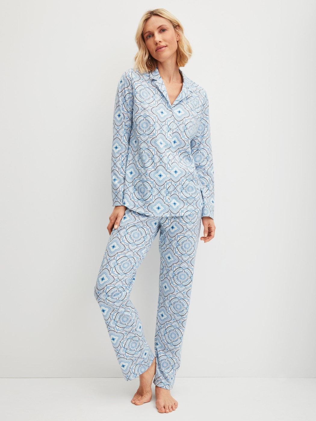 Damen-Model trägt Pyjama mit Knöpfen aus 100% Baumwolle in Blau, Gemustert aus Serie Cotton Special von CALIDA, Vorderansicht