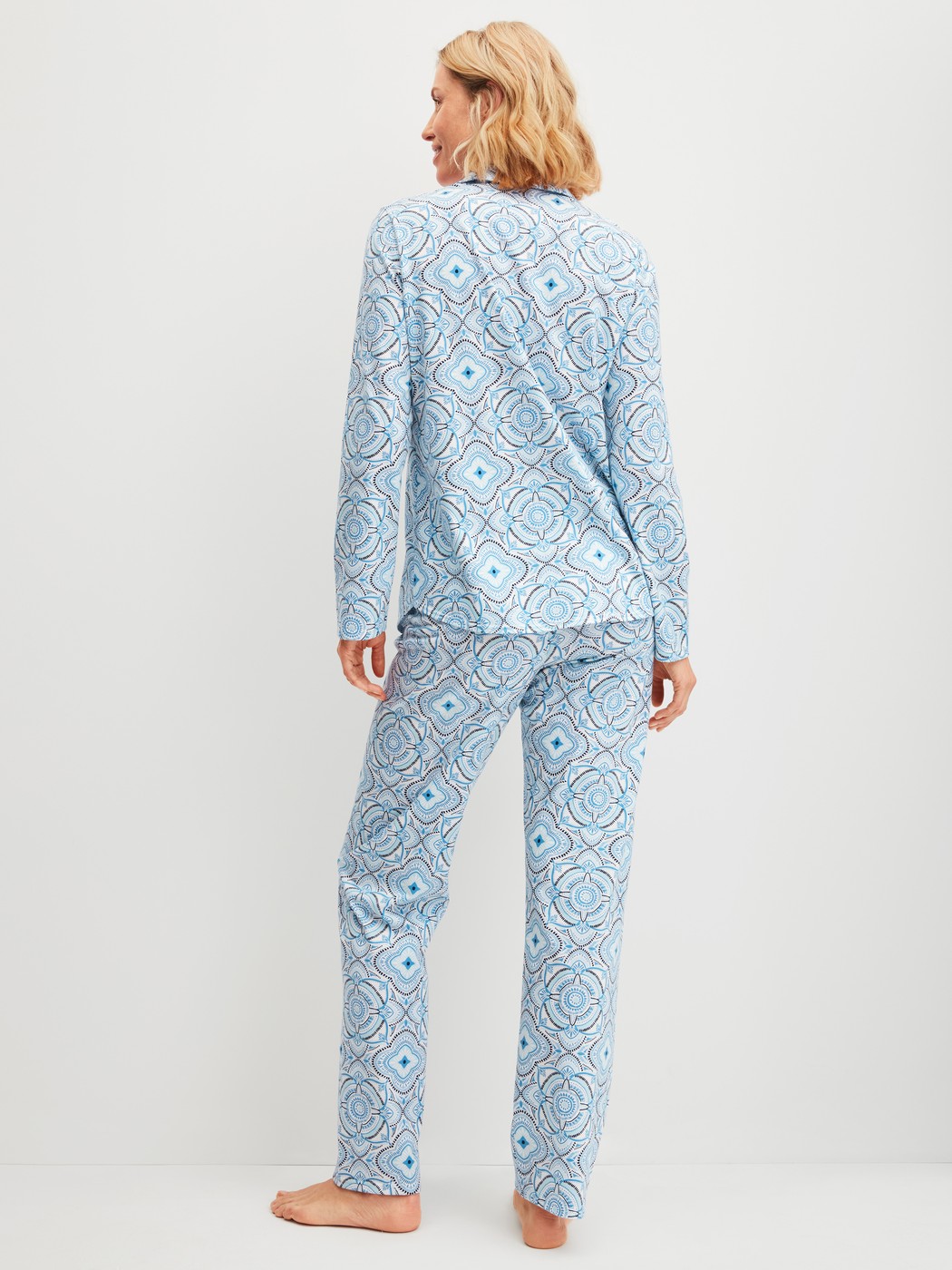 Damen-Model trägt Pyjama mit Knöpfen aus 100% Baumwolle in Blau, Gemustert aus Serie Cotton Special von CALIDA, Rückansicht