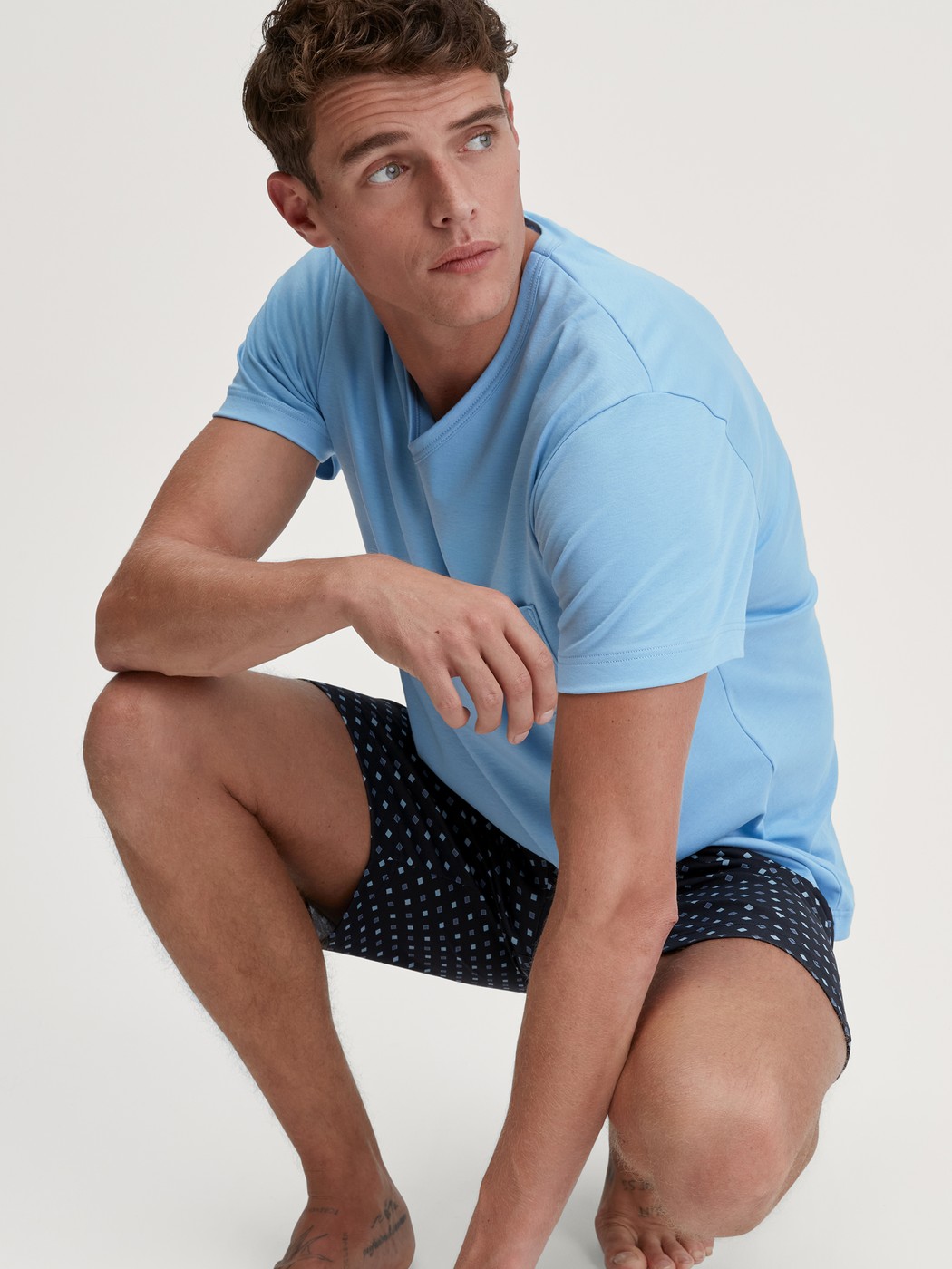 Herren-Model trägt Kurz-Pyjama aus 100% Baumwolle in Blau, Gemustert aus Serie Relax Streamline von CALIDA, Vorderansicht