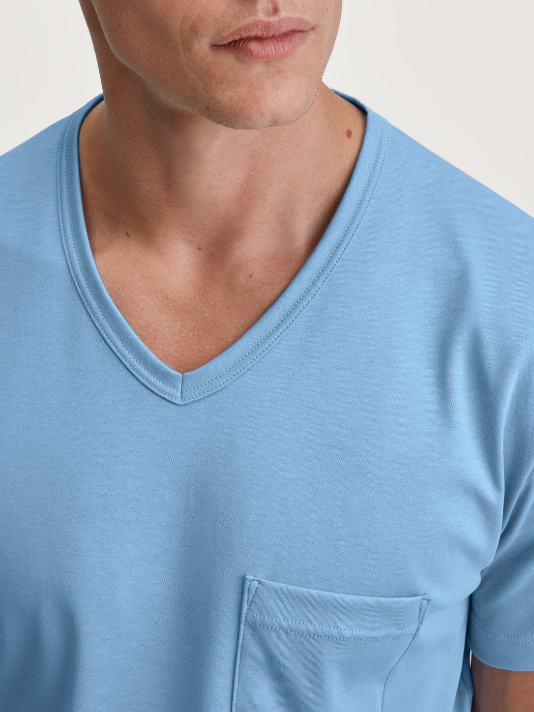 Herren-Model trägt Kurz-Pyjama aus 100% Baumwolle in Blau, Gemustert aus Serie Relax Streamline von CALIDA, Detail