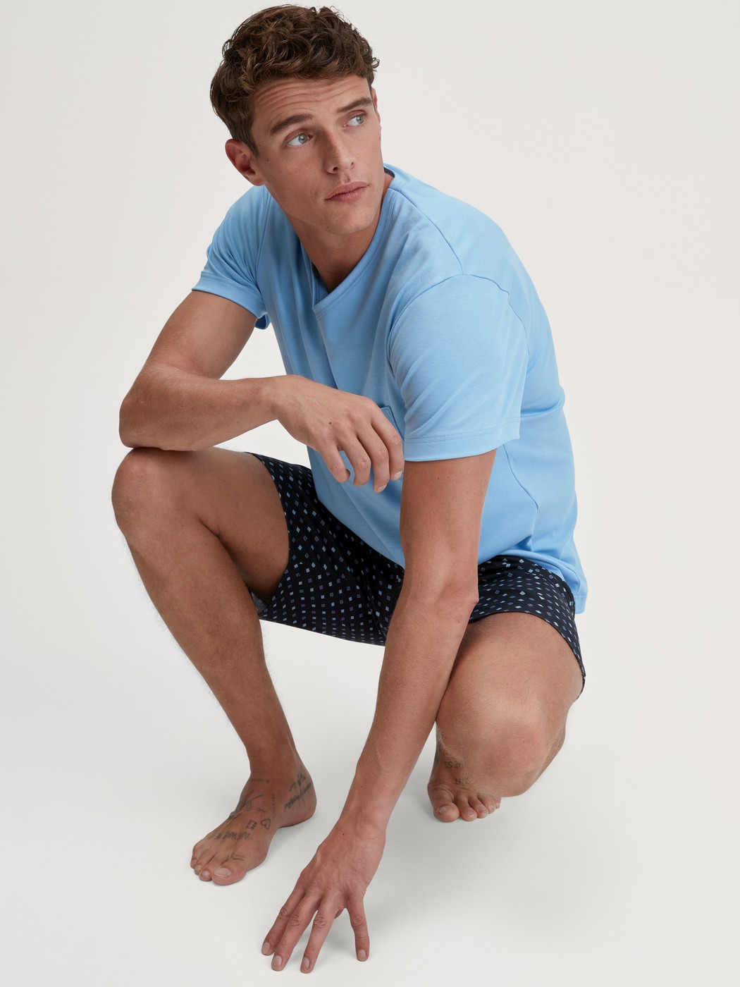 Herren-Model trägt Kurz-Pyjama aus 100% Baumwolle in Blau, Gemustert aus Serie Relax Streamline von CALIDA, Zusatzbild
