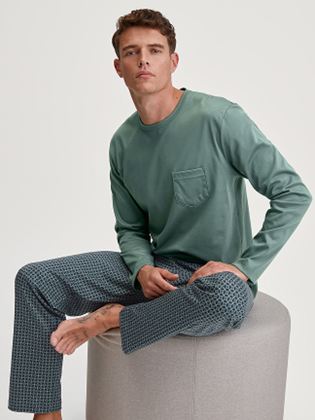 Herren-Model trägt Pyjama, lang aus 100% Baumwolle in Grün, Gemustert aus Serie Relax Comfy 3 von CALIDA, Vorderansicht