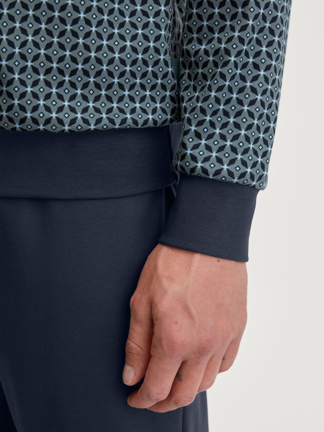 Herren-Model trägt Bündchen-Pyjama aus 100% Baumwolle in Grün, Gemustert aus Serie Relax Comfy 3 von CALIDA, Detail