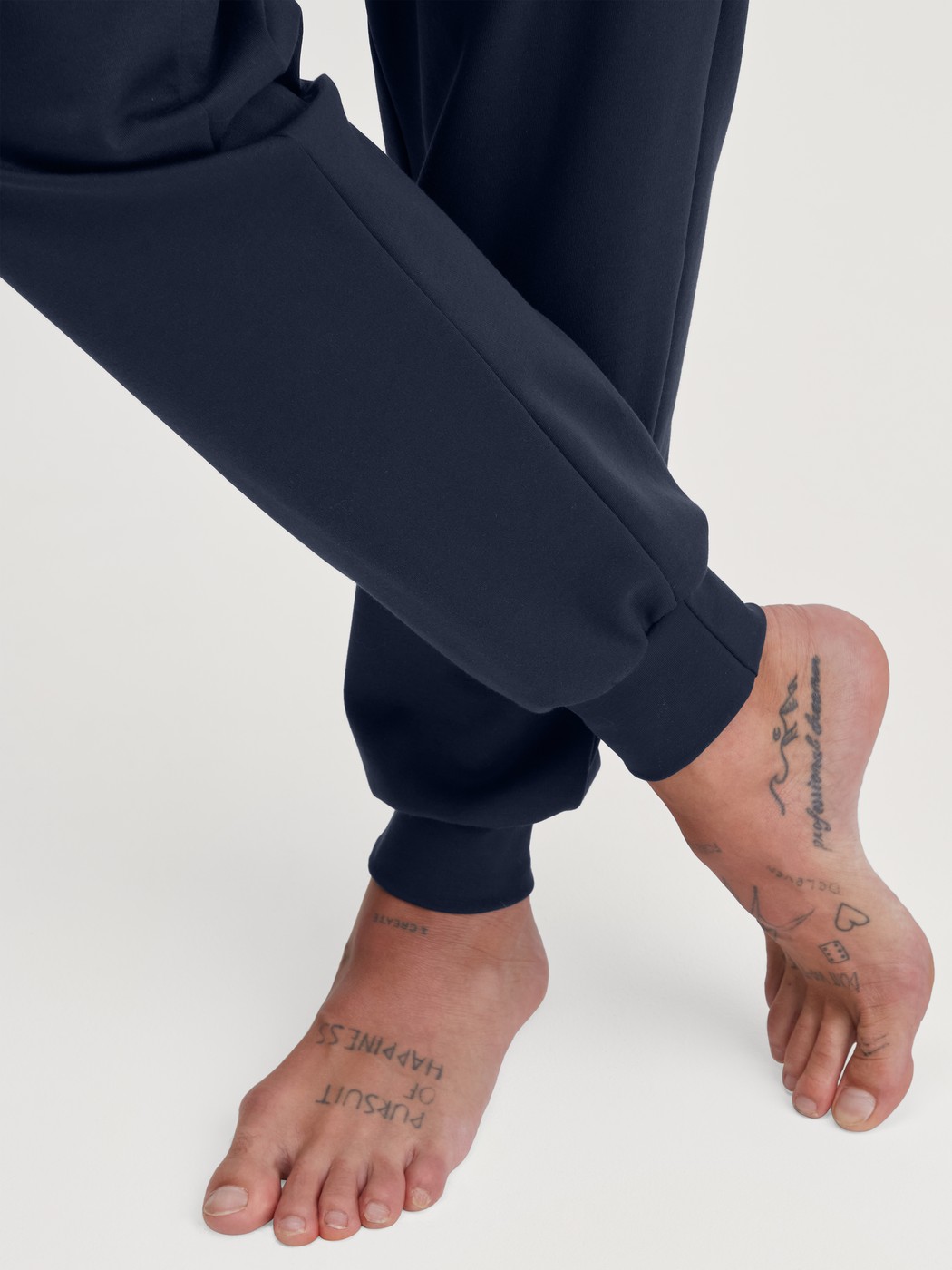 Herren-Model trägt Bündchen-Pyjama aus 100% Baumwolle in Grün, Gemustert aus Serie Relax Comfy 3 von CALIDA, Detail