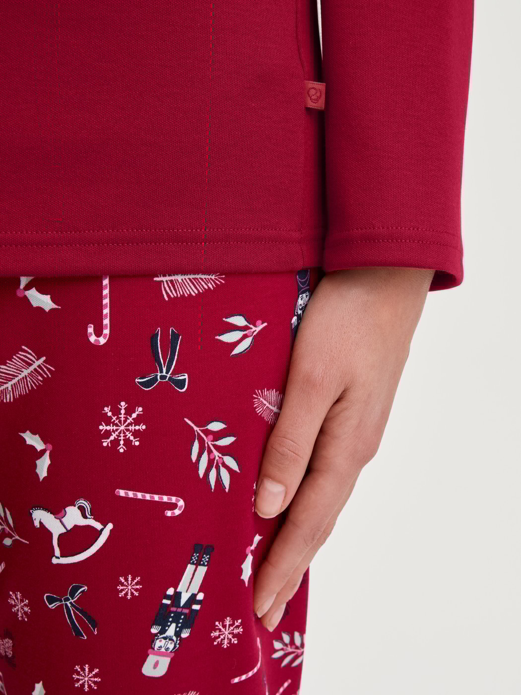 Damen-Model trägt Pyjama, lang aus 100% Baumwolle in Rot, Gemustert aus Serie Family & Friends von CALIDA, Detail