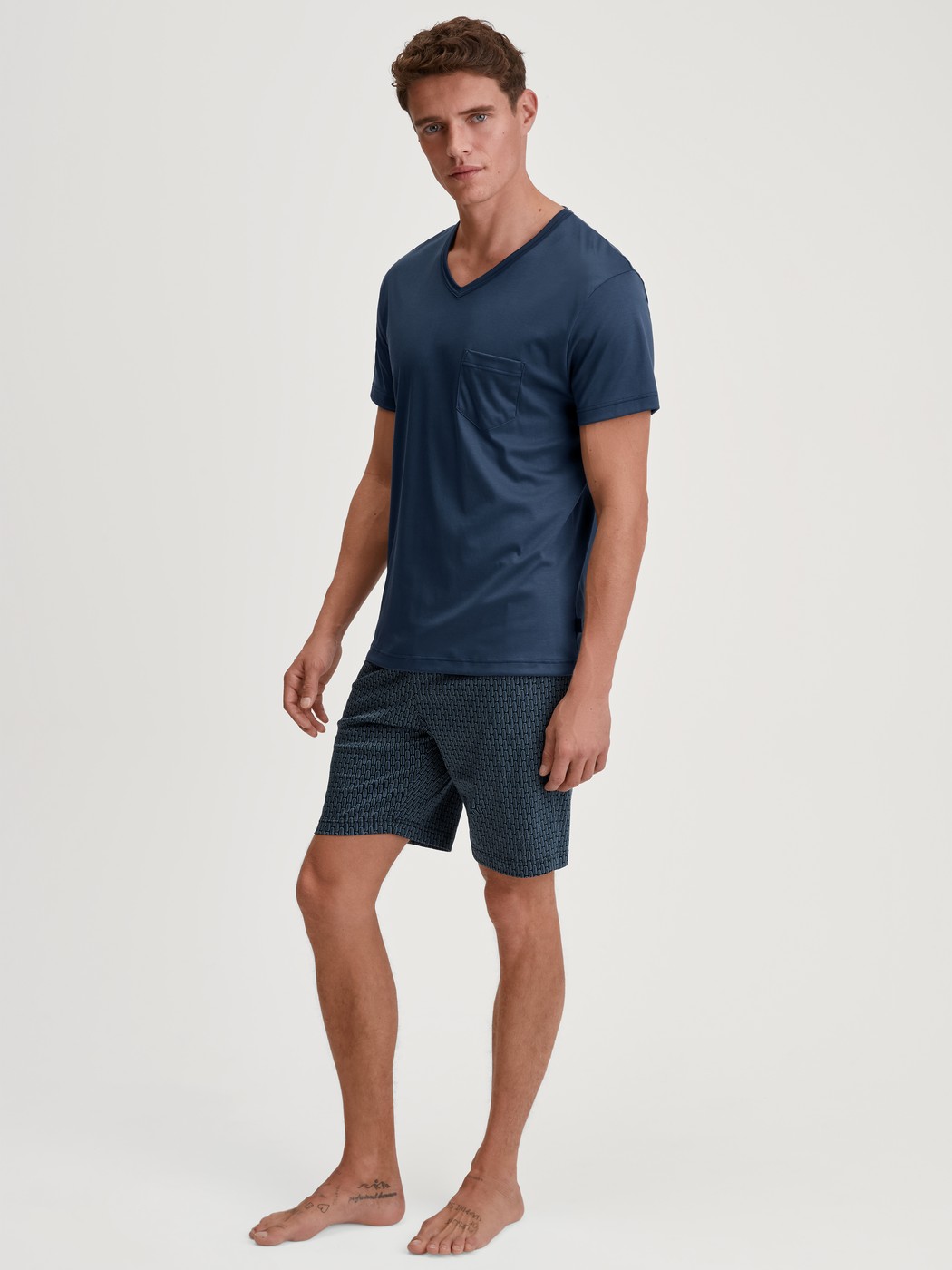 Herren-Model trägt Kurz-Pyjama aus Baumwolle in Blau, Einfarbig aus Serie Relax Superlight von CALIDA, Vorderansicht
