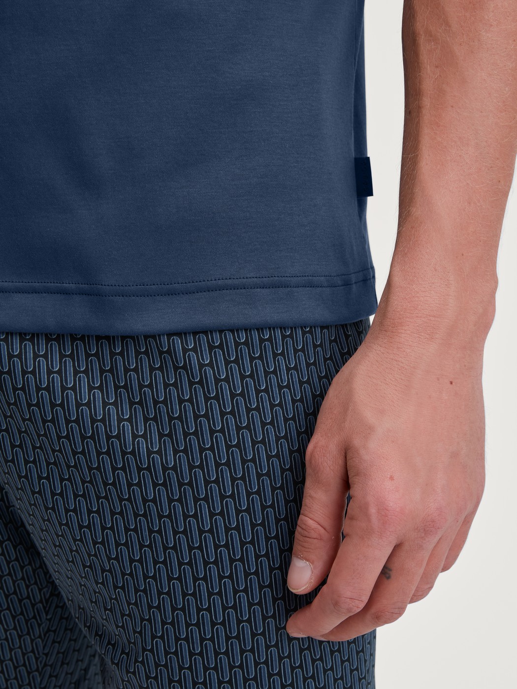 Herren-Model trägt Kurz-Pyjama aus Baumwolle in Blau, Einfarbig aus Serie Relax Superlight von CALIDA, Detail