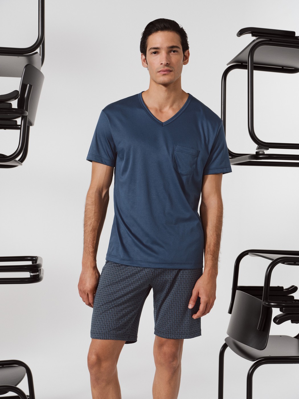 Herren-Model trägt Kurz-Pyjama aus Baumwolle in Blau, Einfarbig aus Serie Relax Superlight von CALIDA, Zusatzbild