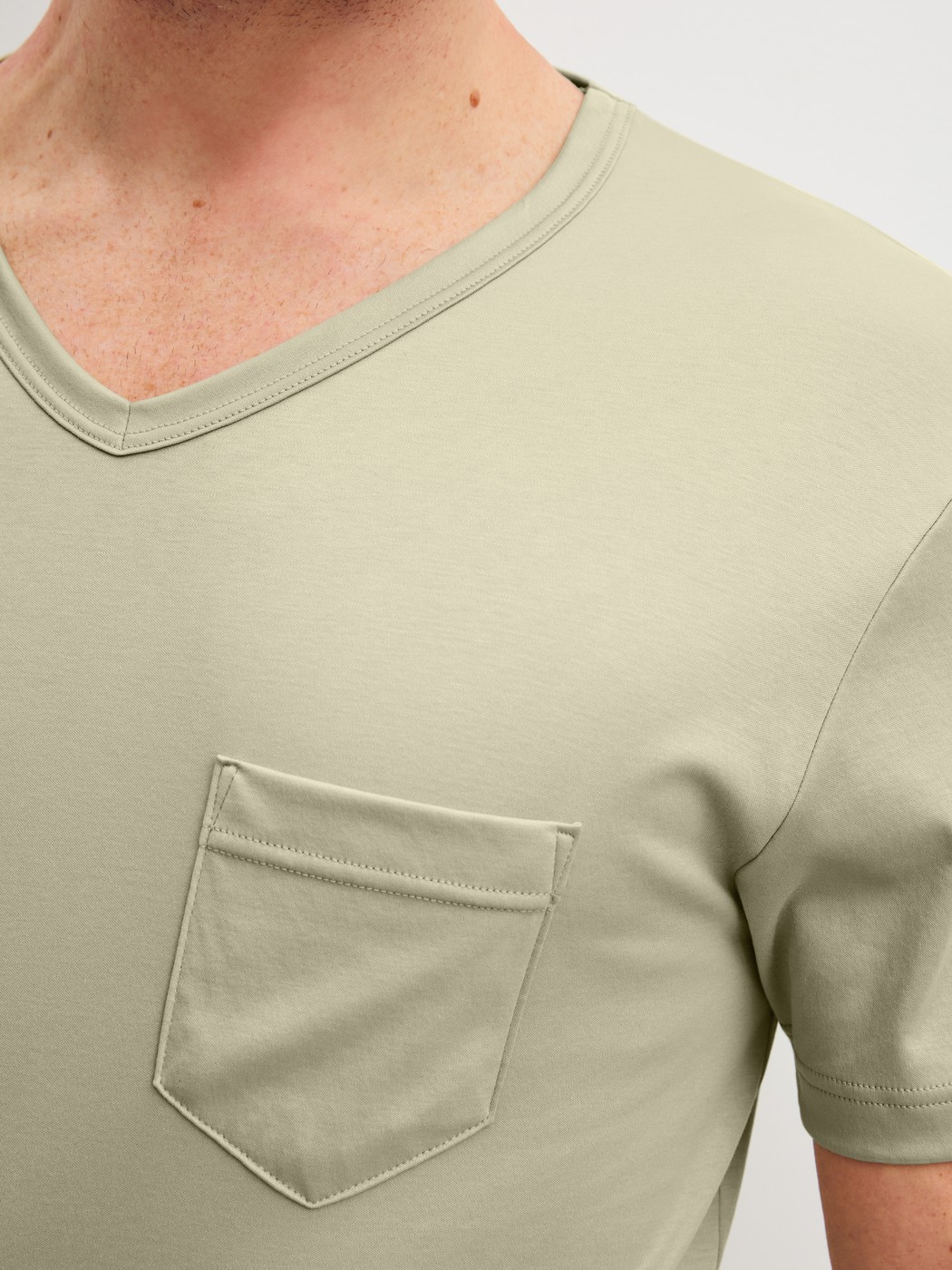 Men model is wearing Short pyjamas made of Cotton in Green, Unicoloured from the Relax Superlight series by CALIDA, Detail