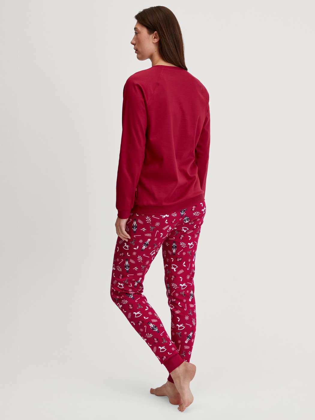 Damen-Model trägt Bündchen-Pyjama aus 100% Baumwolle in Rot, Gemustert aus Serie Family & Friends von CALIDA, Rückansicht