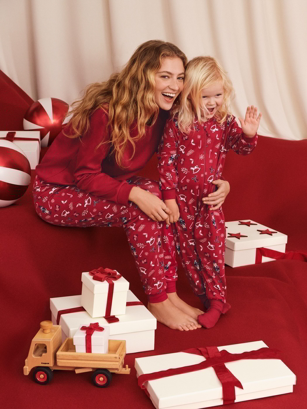 Damen-Model trägt Bündchen-Pyjama aus 100% Baumwolle in Rot, Gemustert aus Serie Family & Friends von CALIDA, Zusatzbild