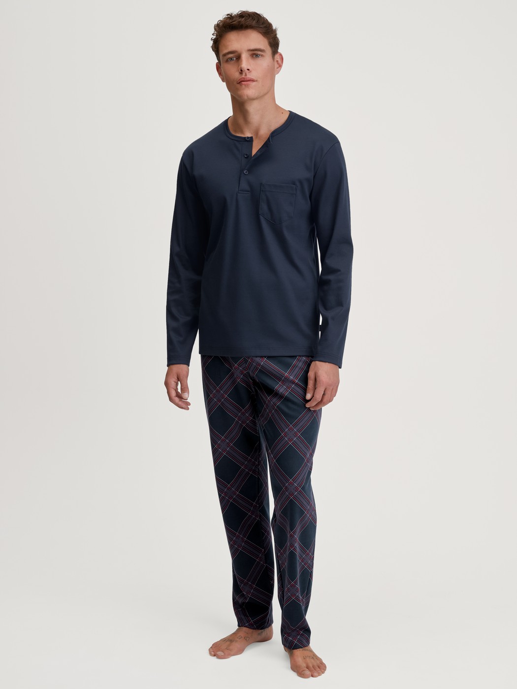Herren-Model trägt Pyjama, lang aus 100% Baumwolle in Blau, Gemustert aus Serie Relax Comfy 4 von CALIDA, Vorderansicht