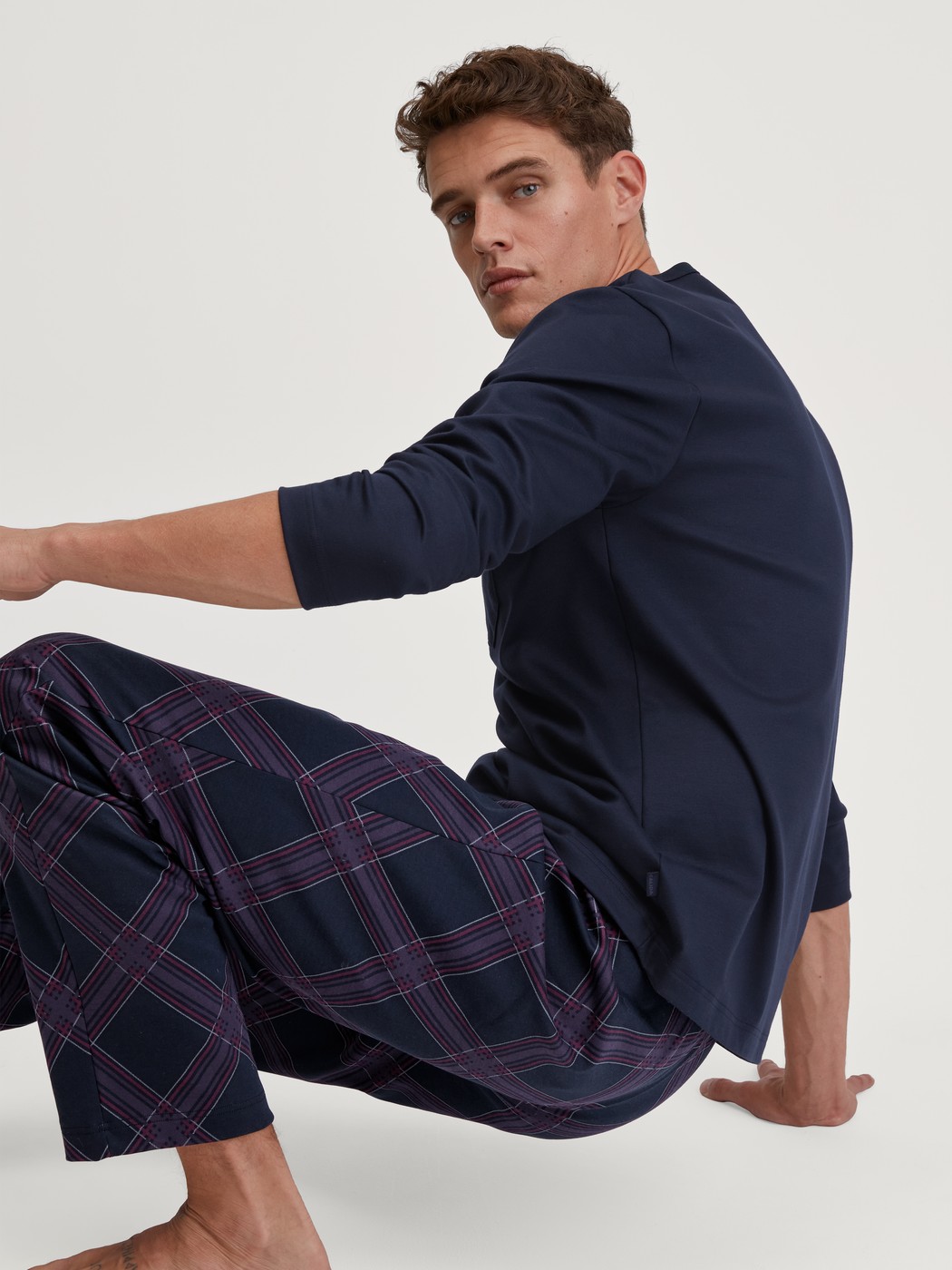 Herren-Model trägt Pyjama, lang aus 100% Baumwolle in Blau, Gemustert aus Serie Relax Comfy 4 von CALIDA, Zusatzbild