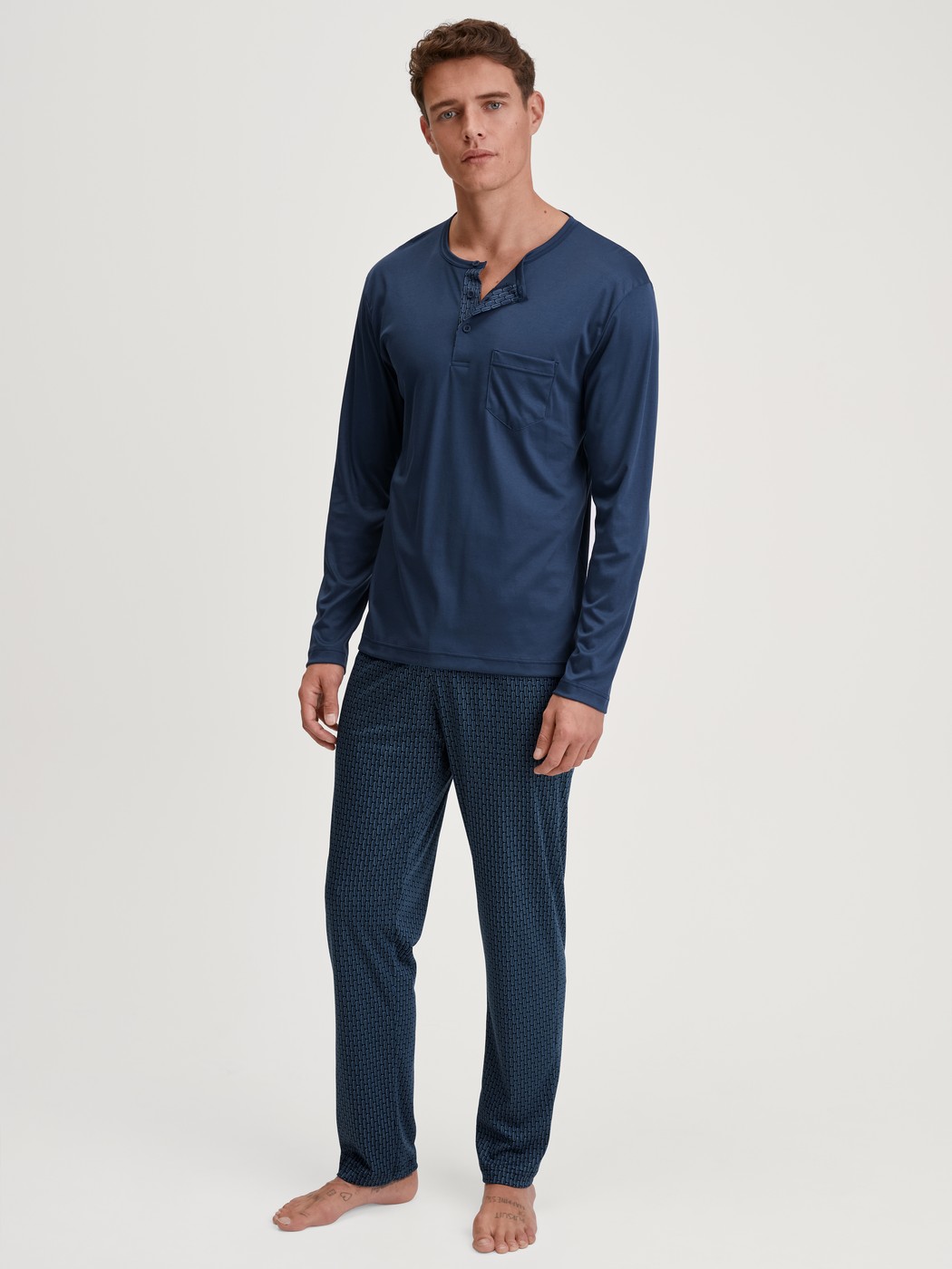 Herren-Model trägt Pyjama, lang aus Baumwolle in Blau, Einfarbig aus Serie Relax Superlight von CALIDA, Vorderansicht