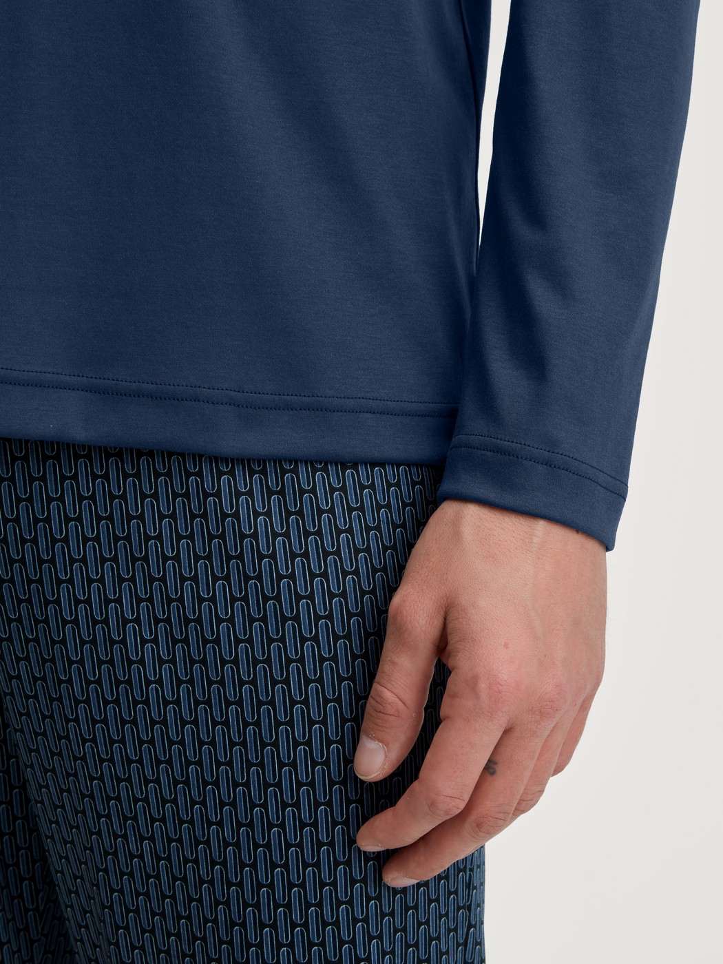 Herren-Model trägt Pyjama, lang aus Baumwolle in Blau, Einfarbig aus Serie Relax Superlight von CALIDA, Detail