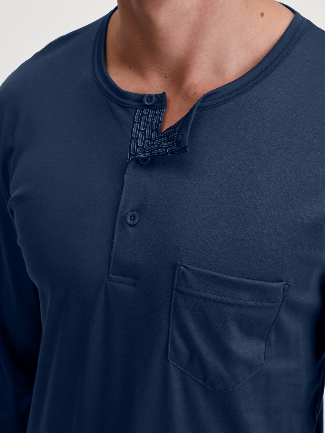 Herren-Model trägt Pyjama, lang aus Baumwolle in Blau, Einfarbig aus Serie Relax Superlight von CALIDA, Detail