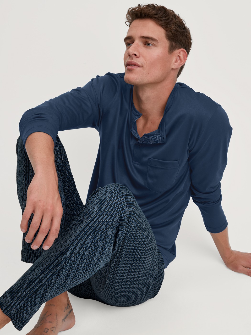 Herren-Model trägt Pyjama, lang aus Baumwolle in Blau, Einfarbig aus Serie Relax Superlight von CALIDA, Zusatzbild