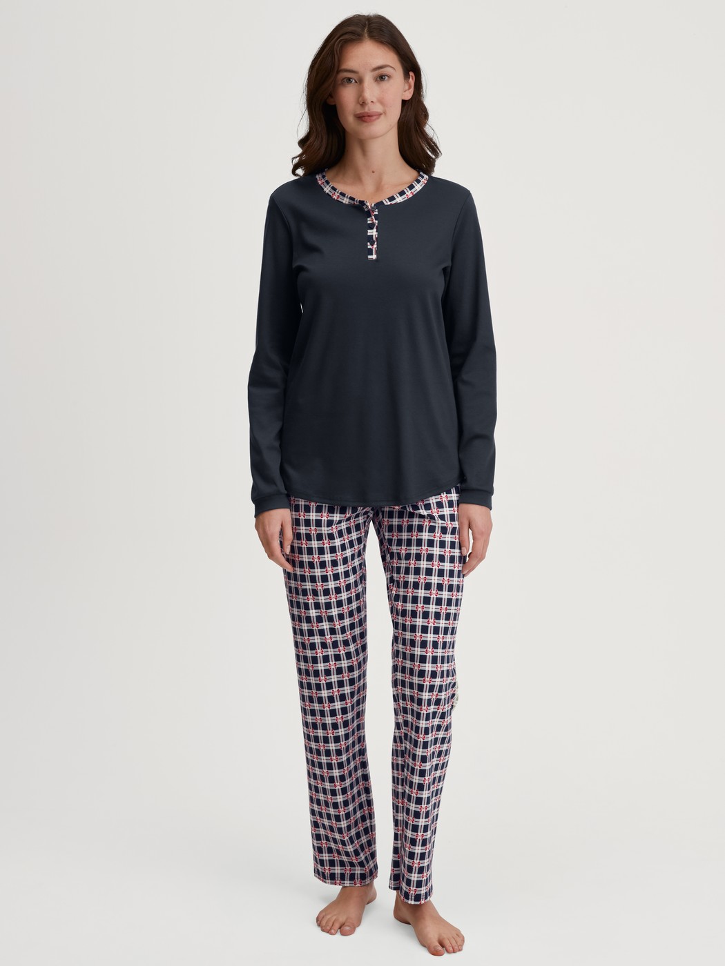 Damen-Model trägt Pyjama, lang aus 100% Baumwolle in Blau, Kariert aus Serie Family & Friends von CALIDA, Vorderansicht